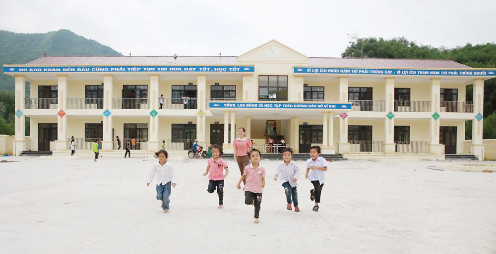 Trường Tiểu học và THCS Hữu Sản đạt chuẩn quốc gia.